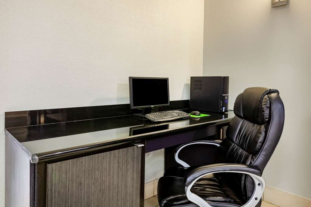 La Quinta Inn & Suites by Wyndham Lumberton - photo 46