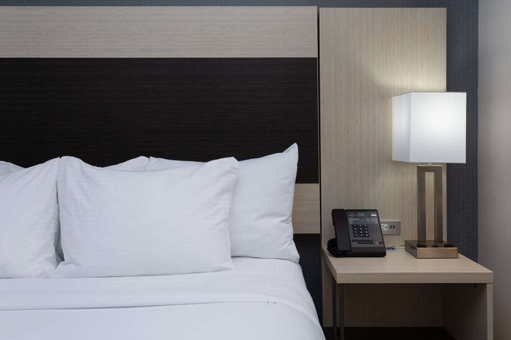 La Quinta Inn & Suites by Wyndham Shorewood - photo 22