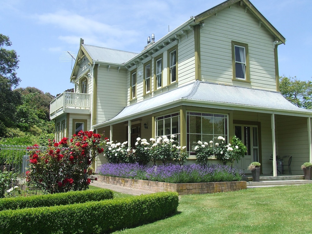 Tairoa Lodge & Cottage — 4-Star Luxury Hotel in Hawera, New Zealand
