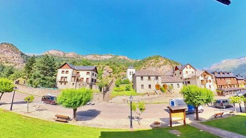 Casa El Paco tucasaenlospirineos — 4-Star Luxury Hotel in Sallent De Gallego, Spain