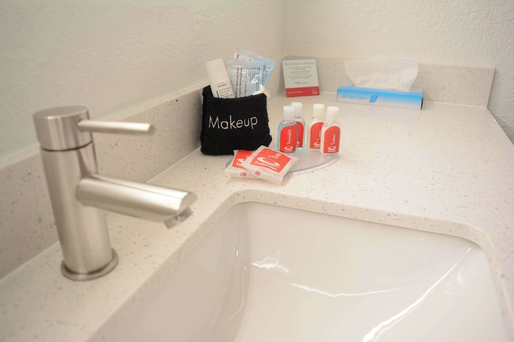 Econo Lodge Cleveland Southeast Kent - photo 34