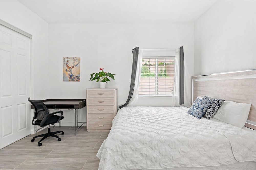 Relaxing Private Getaway With Bright Interiors — hotel in West Covina