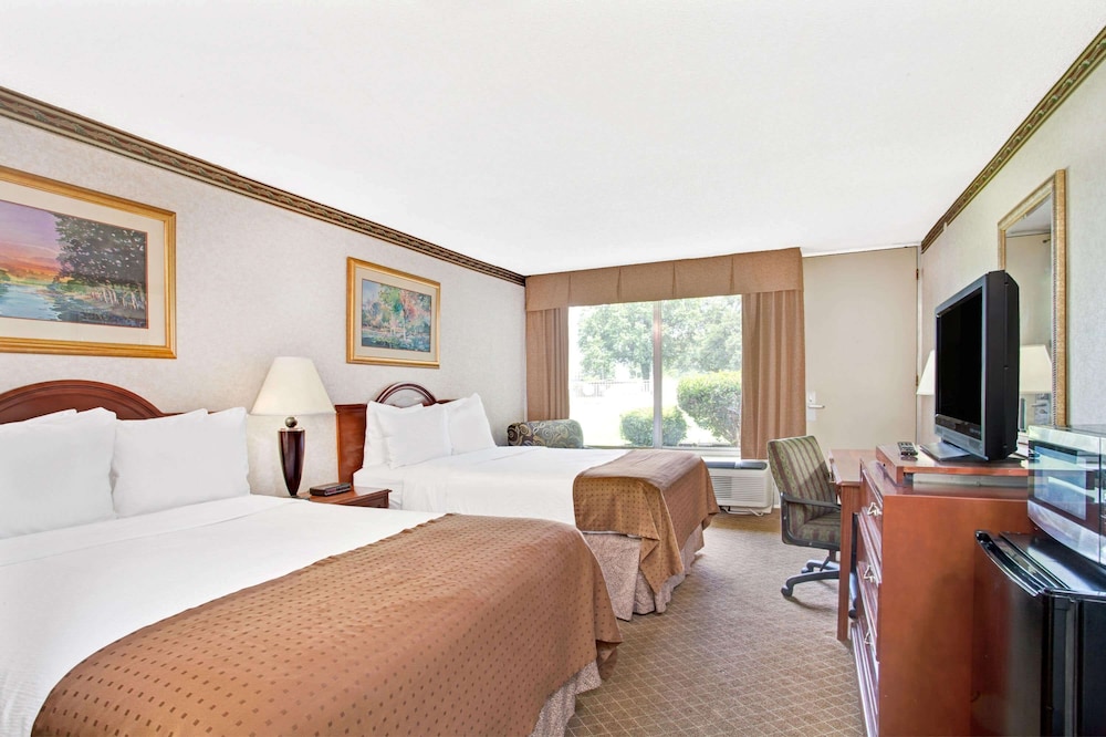 Days Inn by Wyndham Forrest City - photo 5