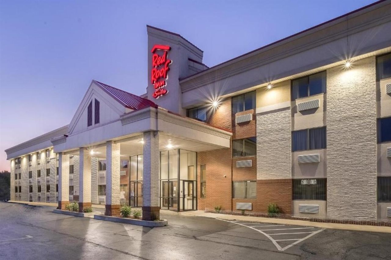 Red Roof Inn and Suites Cleveland Elyria - photo 3