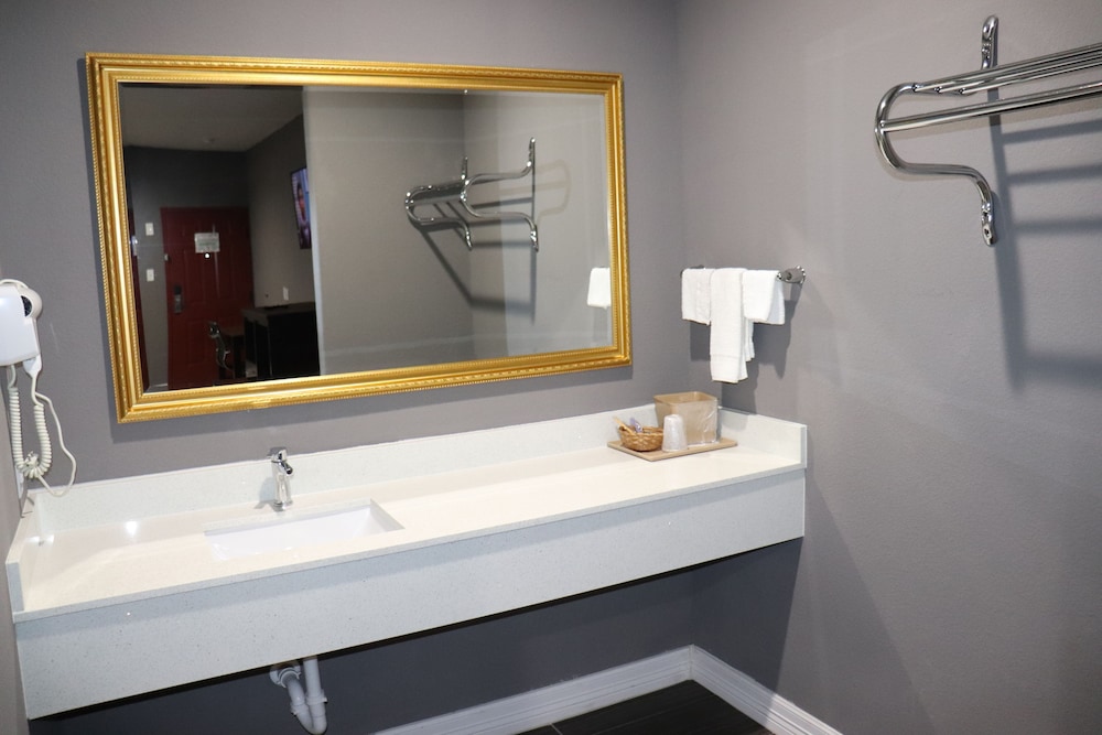 Atlantis Inn and Suites - photo 25