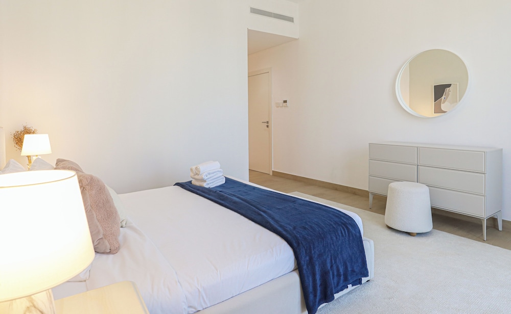 HiGuests La Rive Classy 2BR & Balcony — 4-Star Luxury Hotel in Dubai, United Arab Emirates