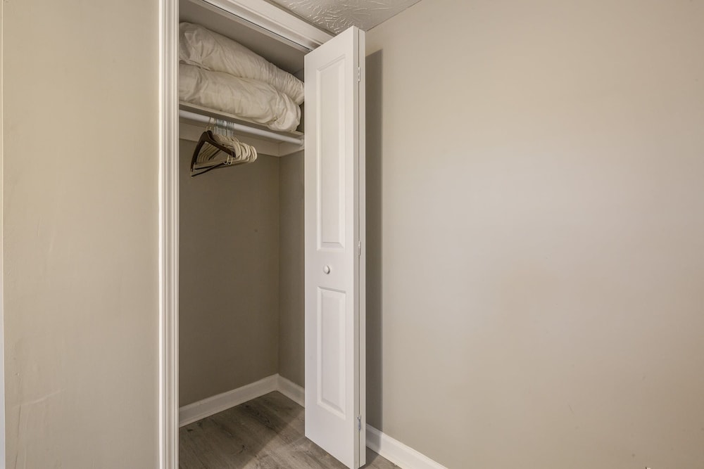 Newly renovated 4BR CozySuites - photo 33