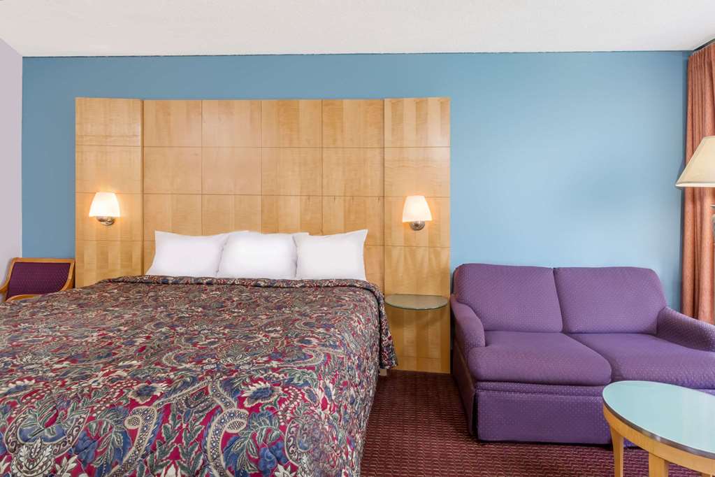 Days Inn by Wyndham Greensboro Airport - photo 9