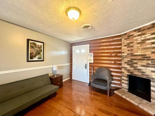 Cottage 9 Lees Ford Marina — 4-Star Luxury Hotel in Ridgetop, United States
