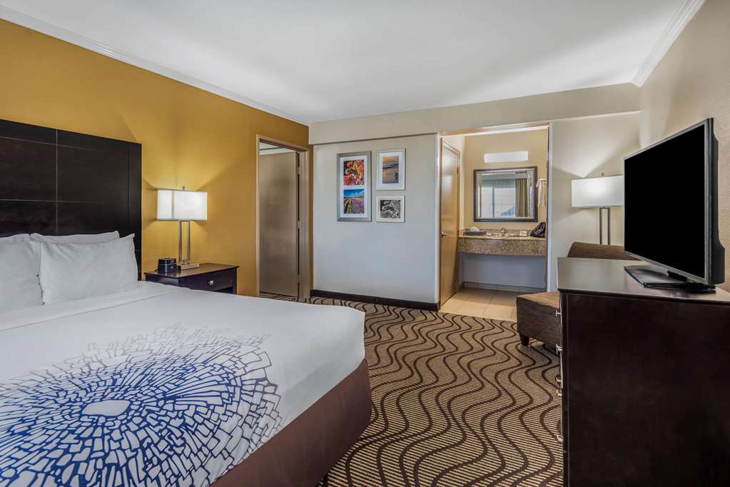 La Quinta Inn & Suites by Wyndham Carlsbad Legoland Area - photo 26