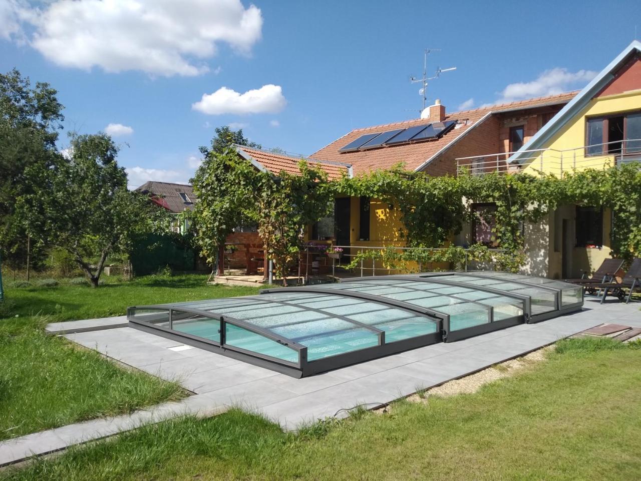 Chalupa V Merunkovem Sadu — 4-Star Luxury Hotel in Sakvice, Czech Republic