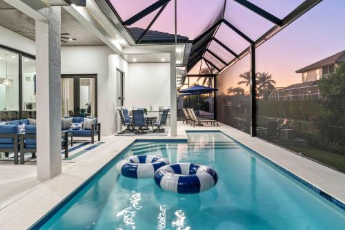 Luxury 5BR Pool Game Room Mini Golf Fire Pit in Marco Island, United States