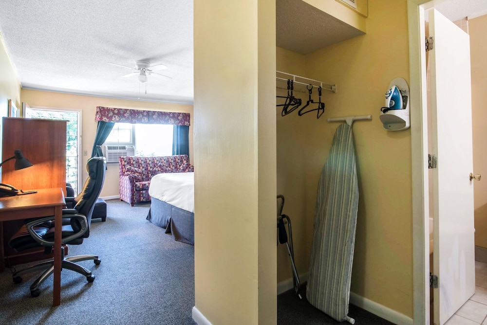 Econo Lodge Inn & Suites Tilton - photo 33