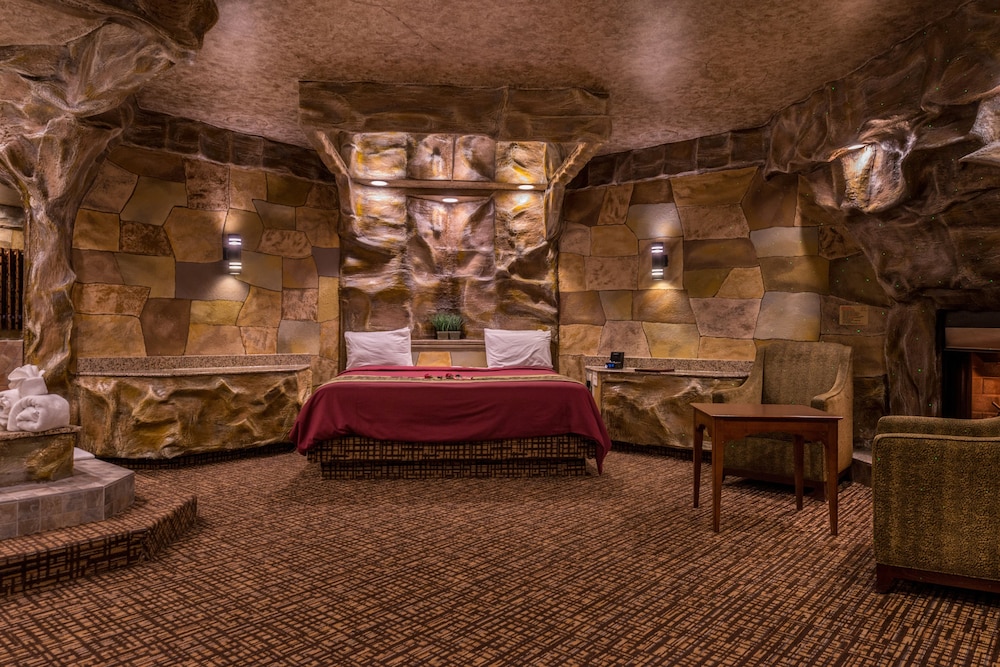 Inn of the Dove Romantic Suites with Jetted Tub & Fireplace - photo 11