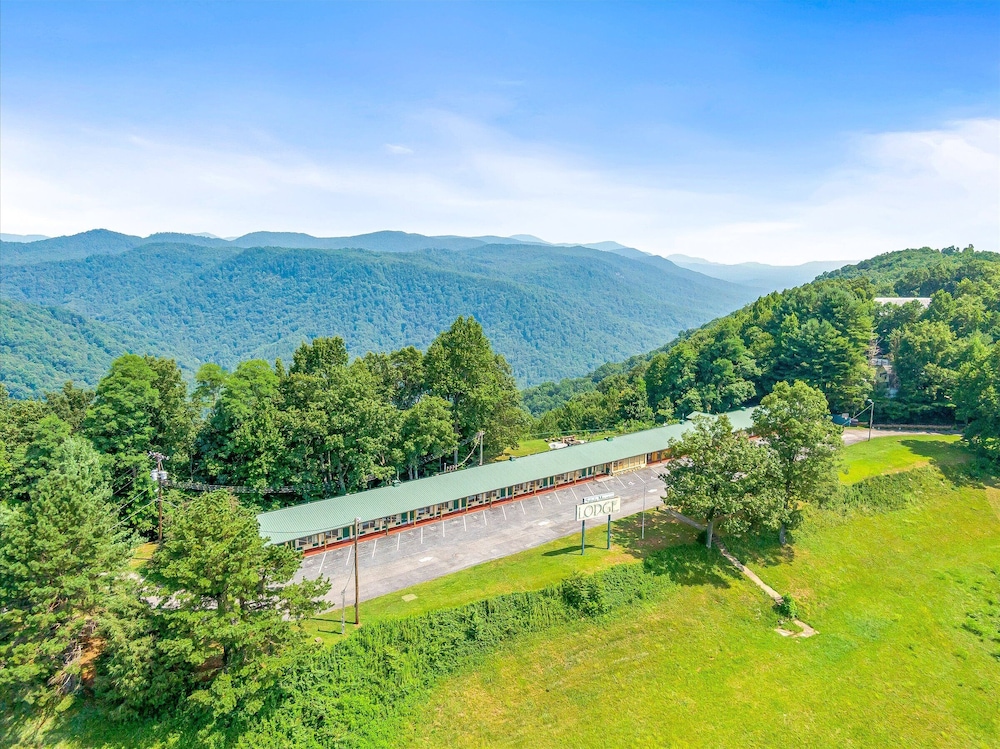 Green River Lodge 4961710 — Saluda