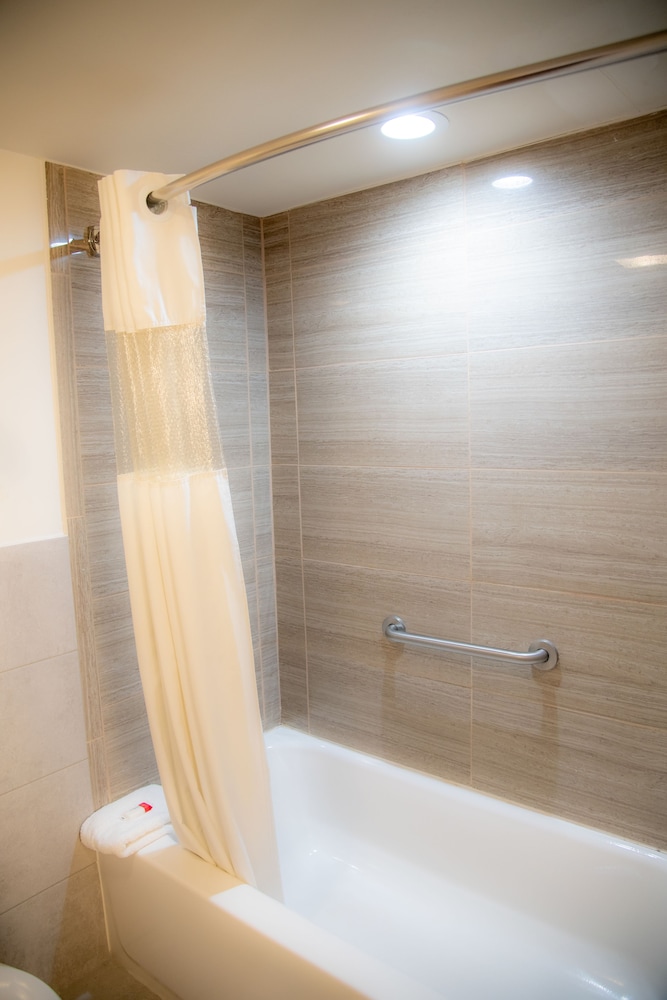 Howard Johnson Hotel & Suites by Wyndham Allentown Dorney - photo 28