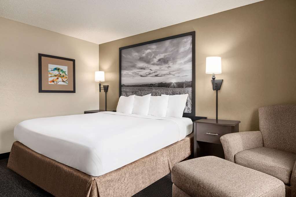 Super 8 by Wyndham Lincoln North - photo 25