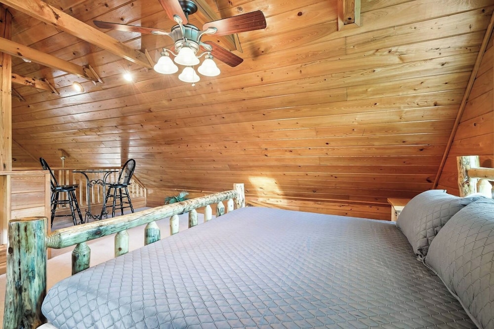 Lovely Cabin near GSMNP & Attractions — 5-Star Luxury Hotel in Gatlinburg, United States