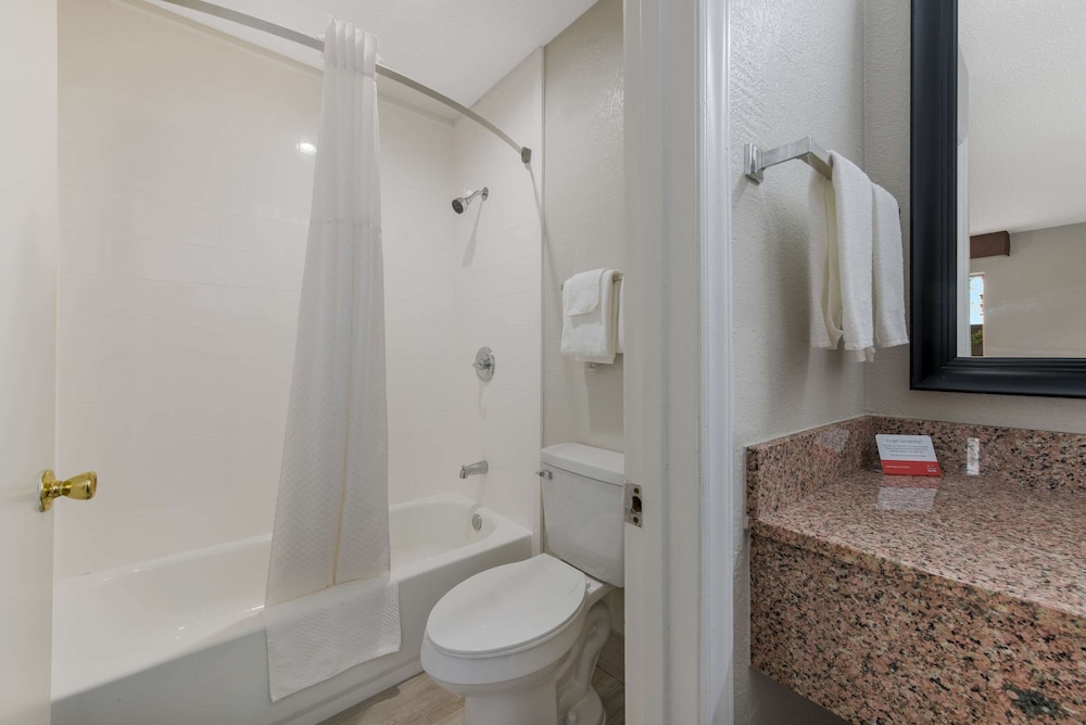 Econo Lodge Cheraw Market Street - photo 23