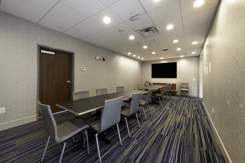 Holiday Inn Express & Suites Staunton by IHG - photo 27