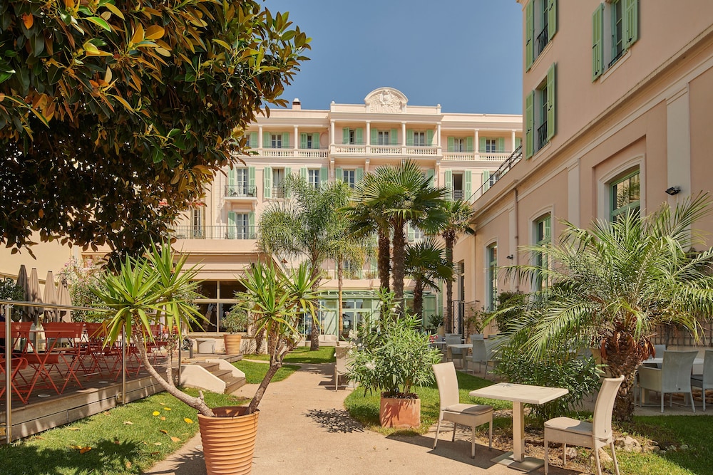 Hôtel Vacances Bleues Balmoral in Menton, France