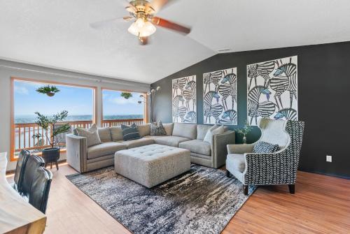 Mountain & River View Spacious Modern Home — 4-Star Luxury Hotel in Portland, United States