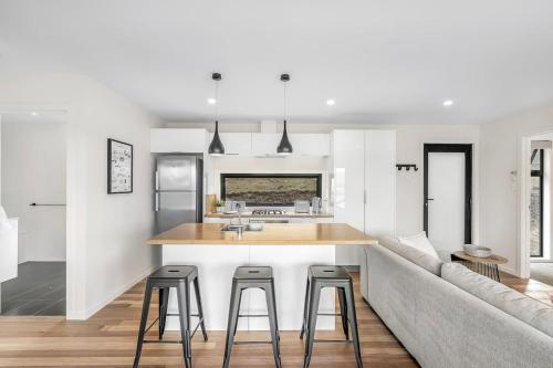 Modern and Scenic Valley Escape in Richmond, Australia