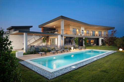 Villa Puerto de Paz for 8 people with 60 m2 heated pool sea view and private mini golf — 5-Star Luxury Hotel in Vodnjan, Croatia