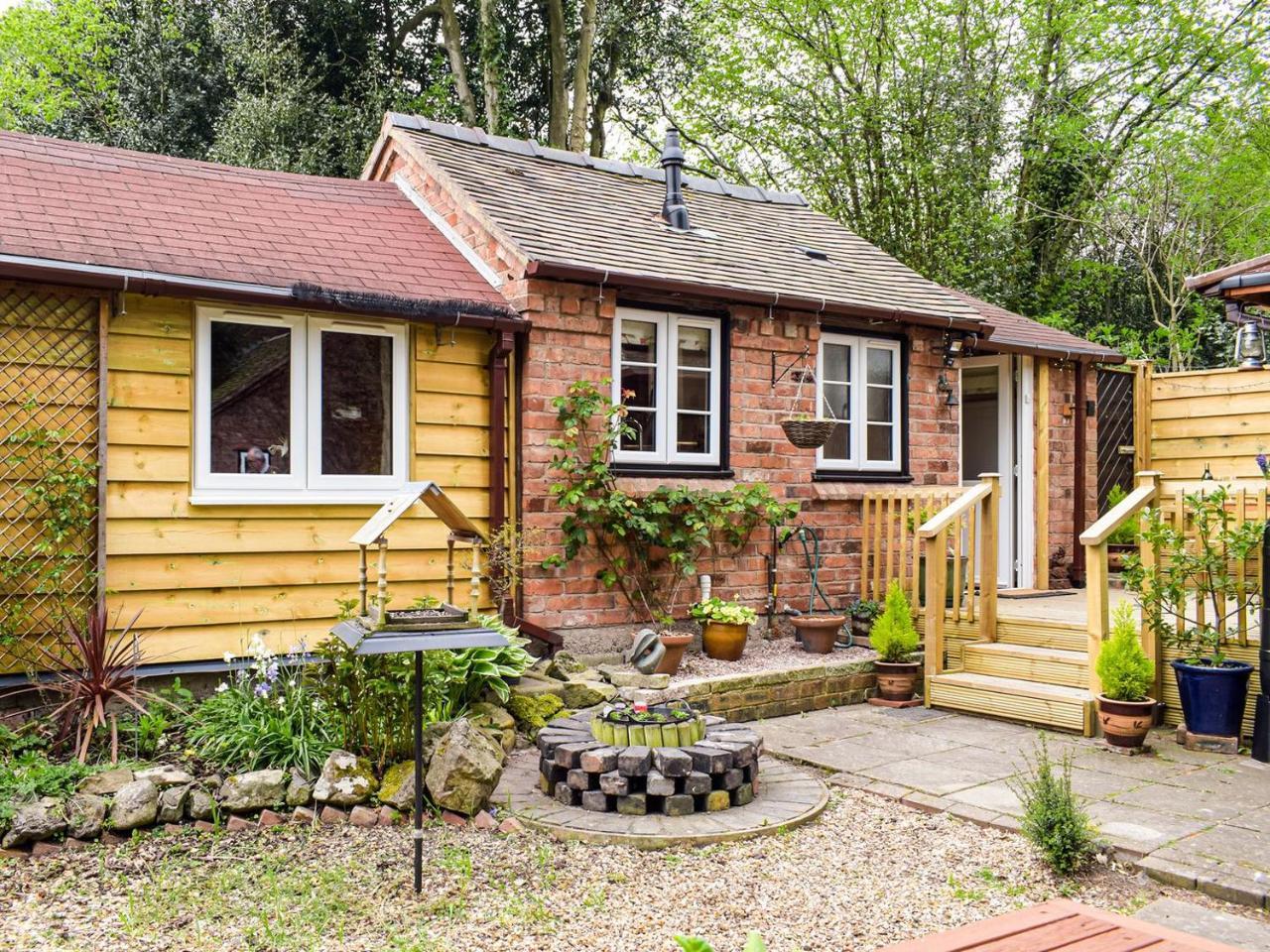 Woodcarver's Cottage — 4-Star Luxury Hotel in Telford, United Kingdom