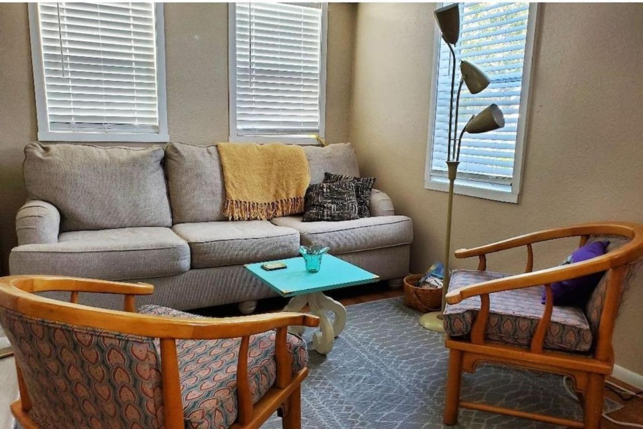 Little Pineapple Cottage — 4-Star Luxury Hotel in St. Petersburg, United States
