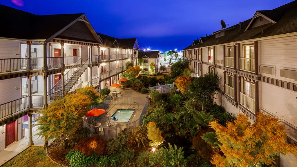 Best Western Plus Bayshore Inn - photo 12