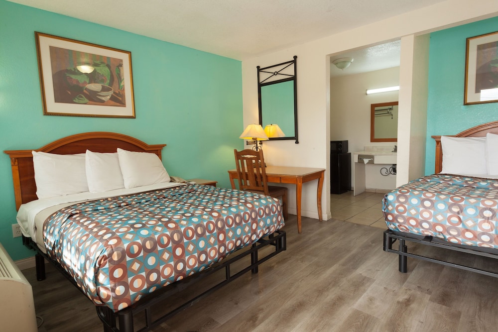 Vagabond Inn Hemet - photo 15