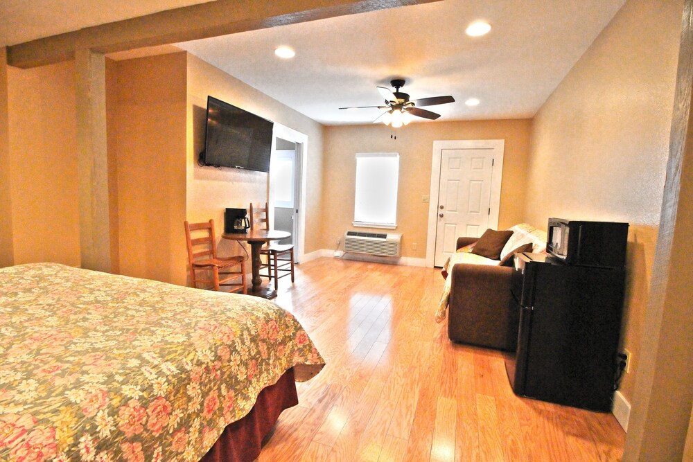 Peach Tree Inn & Suites - photo 8