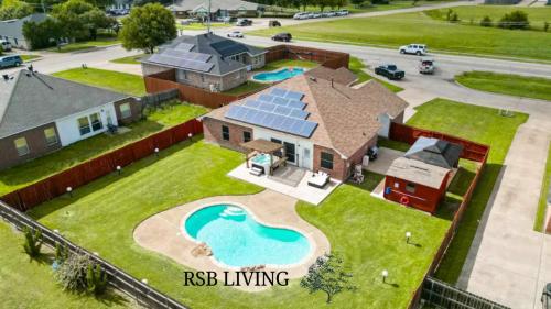 5BR Holiday Getaway in DeSoto with Pool Hot Tub & Cinema — hotel in Desoto