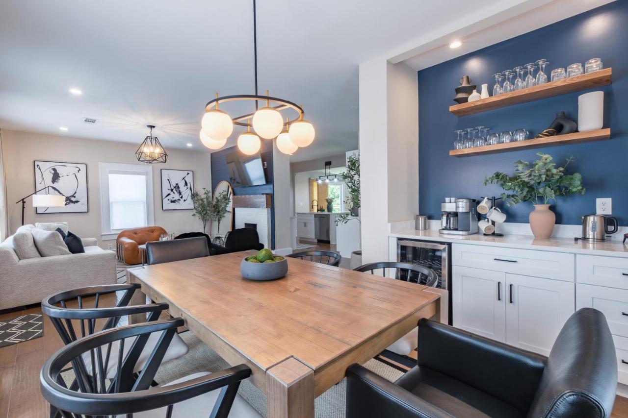 Blue Haven Atl Modern 4 Bedroom Retreat with Deck 10 Minutes To Downtown — 4-Star Luxury Hotel in Atlanta, United States