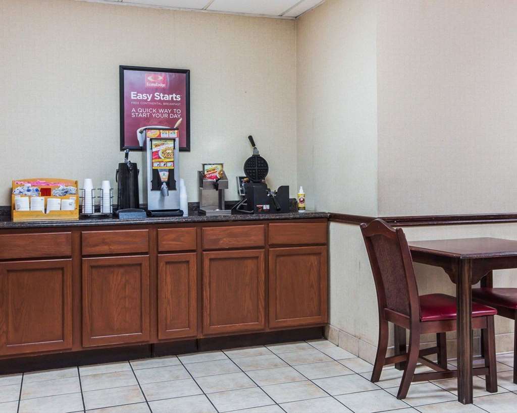 Econo Lodge Atlanta College Park - photo 30