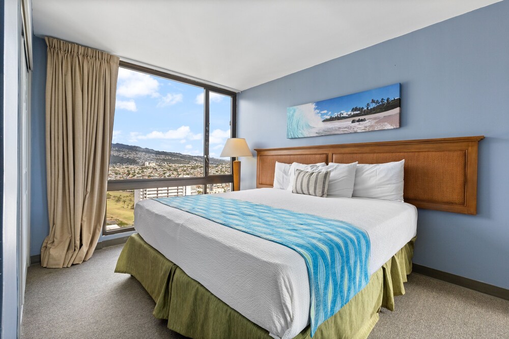Spectacular Ocean & Diamond Head View 2 Bedroom Condo w Free Parking by Koko Resort Vacation Rentals - photo 3