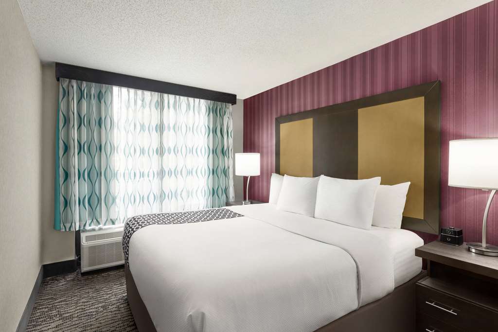 La Quinta Inn & Suites by Wyndham Newark Elkton - photo 10
