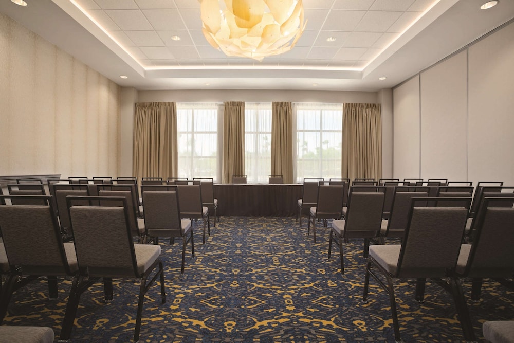 Embassy Suites by Hilton McAllen Convention Center - photo 52