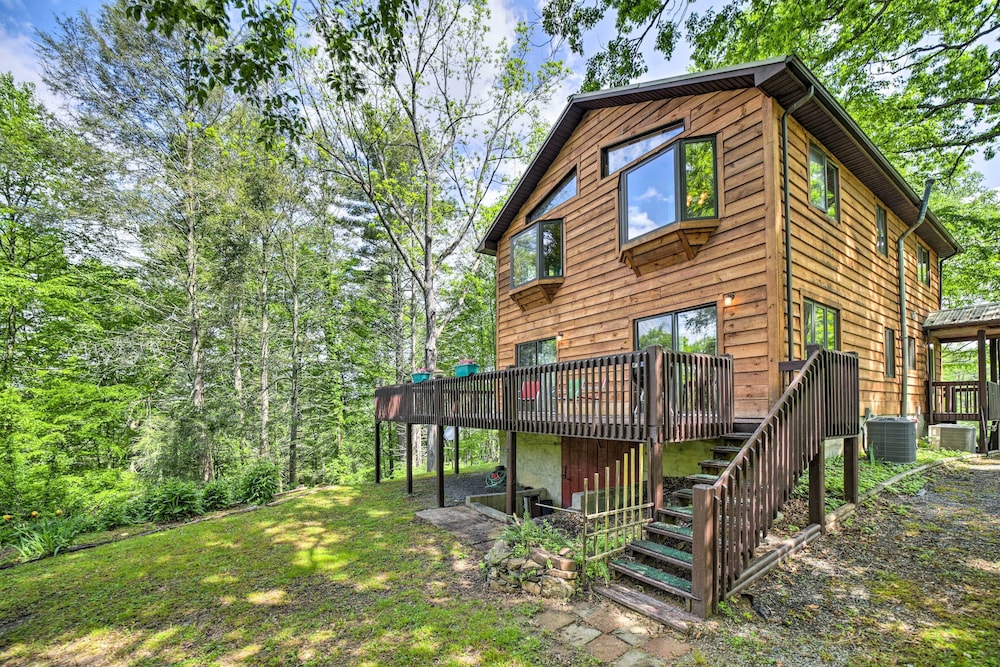 Secluded Mountaintop Getaway w Fire Pit — hotel in Clyde