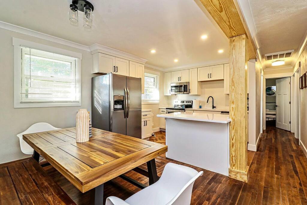 The Beach Vibe with Hot tub 8 min to the Beach in Virginia Beach, United States