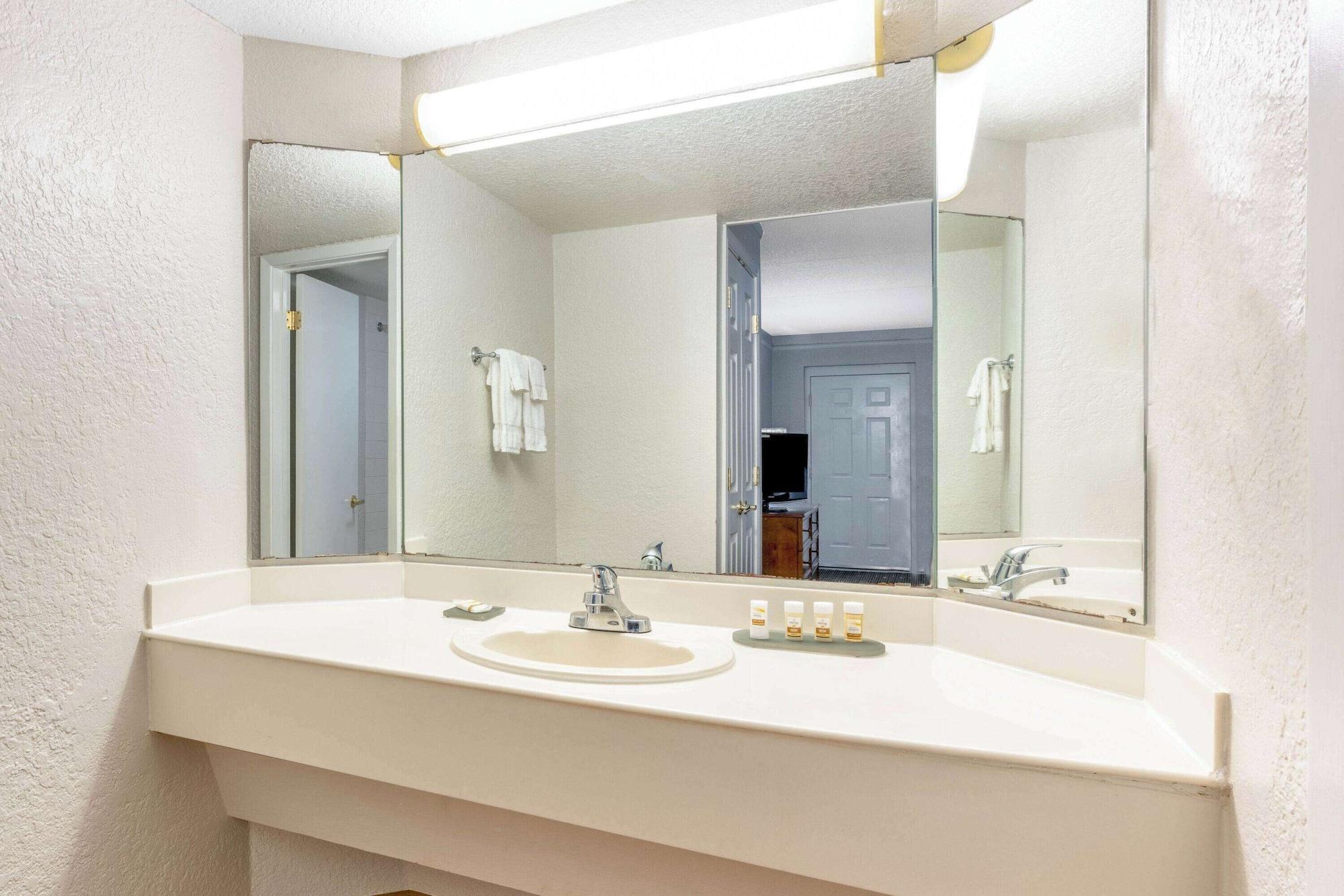 Super 8 by Wyndham The Woodlands North - photo 24