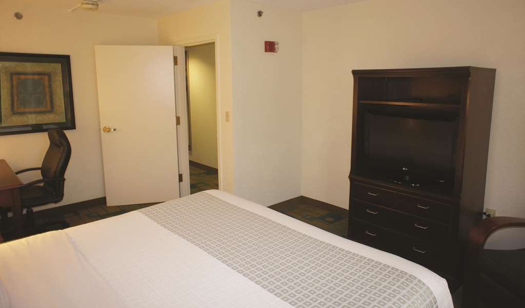 La Quinta Inn & Suites by Wyndham Boston Somerville - photo 36