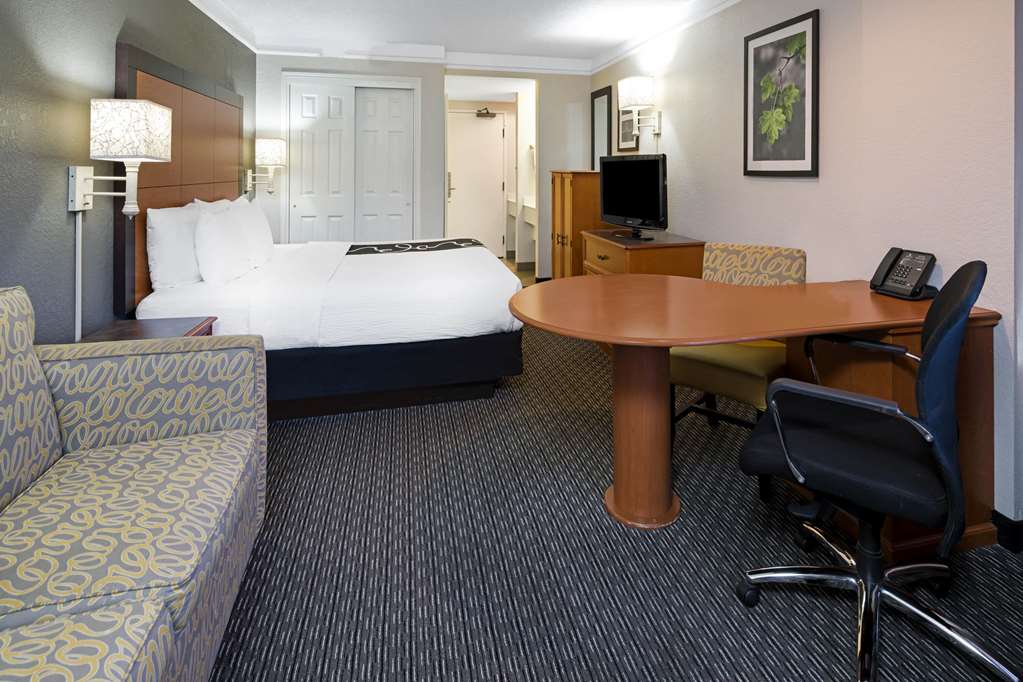 La Quinta Inn & Suites by Wyndham Buena Park - photo 19