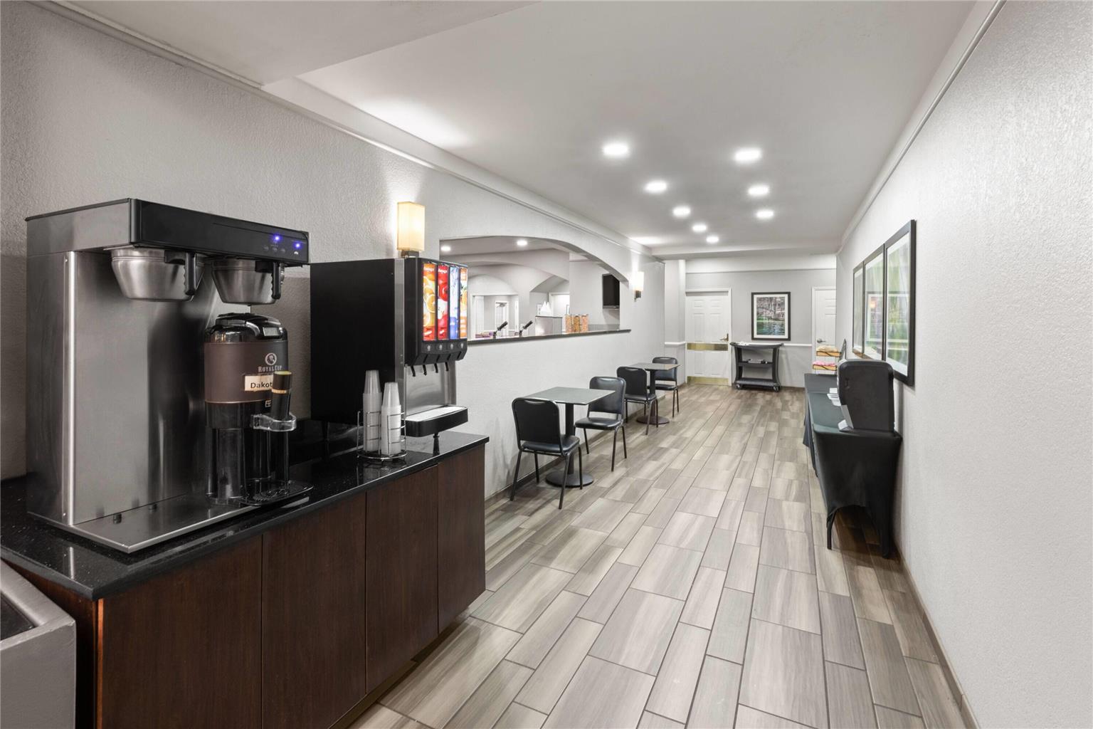 La Quinta Inn & Suites by Wyndham San Antonio Airport - photo 34