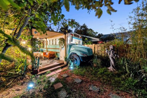 Cozy Af Medusa the Bus Lux — 4-Star Luxury Hotel in Tampa, United States