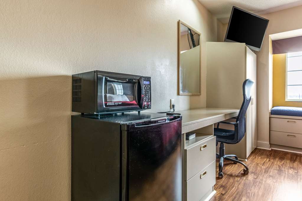 Econo Lodge Inn & Suites Evansville East - photo 12