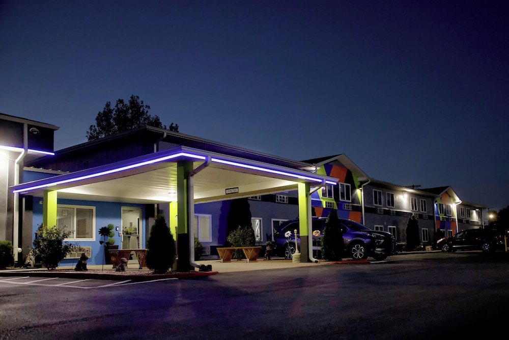 Super 8 by Wyndham Parsons — hotel in Parsons