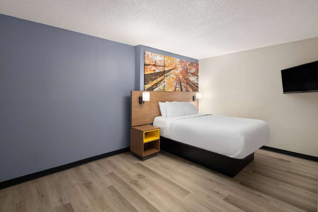 Days Inn & Suites by Wyndham Green Bay WI. - photo 34