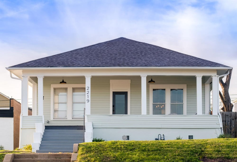 Restored 1930s Uptown Bungalow 2 min. to Magnolia — 4-Star Luxury Hotel in Waco, United States